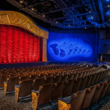 Blick in das leere Theater von Mickey's Philharmagic im Fantasyland 