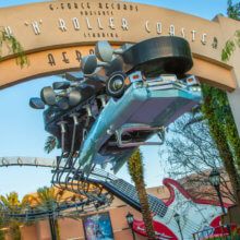 Blick auf den Eingang zur Achterbahn Rock n Roller Coaster in Disney's Hollywood Studios 