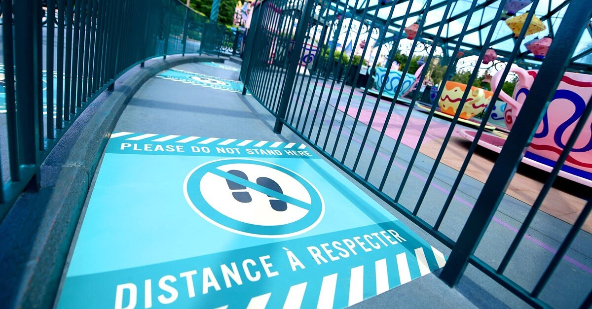 Schild mit Hinweis zum Mindestabdstand in Disneyland Paris