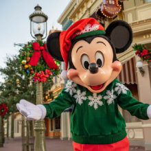 Mickey Mouse im Weihnachtsoutfit auf der Main Street U.S.A. in Walt Disney World