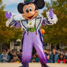 Mickey Mouse steht in einem gruseligen Halloweenoutfit auf der Bühne am Central Plaza