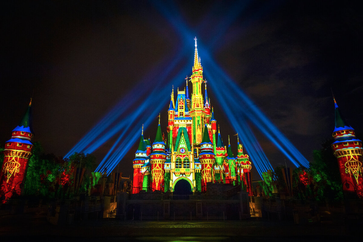 Das Cinderella Schloss in Walt Disney World bei Nacht in festlichen Farben beleuchtet