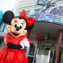 Minnie Mouse steht vor dem Hollywood & Vine Restaurant in den Hollywood Studios