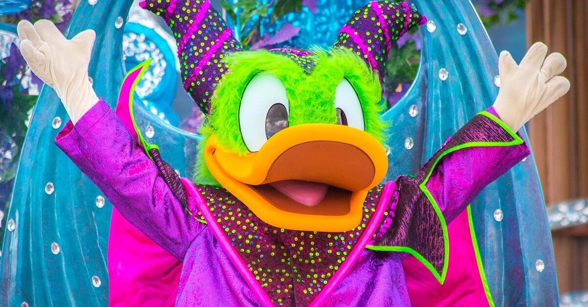 Donald Duck in einem Halloweenkostüm in Disneyland Paris zu Halloween 2020