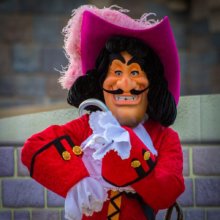 Captain Hook ist auf der Bühne vor dem Schloss im Disneyland Park zu sehen