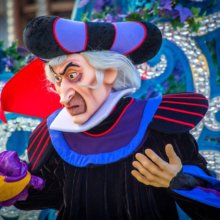 Claude Frollo auf einer Bühne in Disneyland Paris