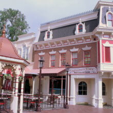 Fassade und Außenbereich des Carnation Cafés auf der Main Street U.S.A. im Disneyland in Anaheim, Kalifornien