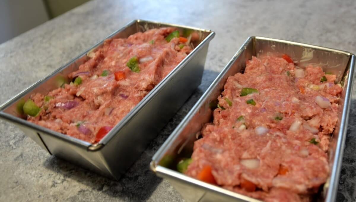 In zwei kleinen Kastenbackformen ist die Hackfleischmasse für Mom's Meatloaf zu sehen