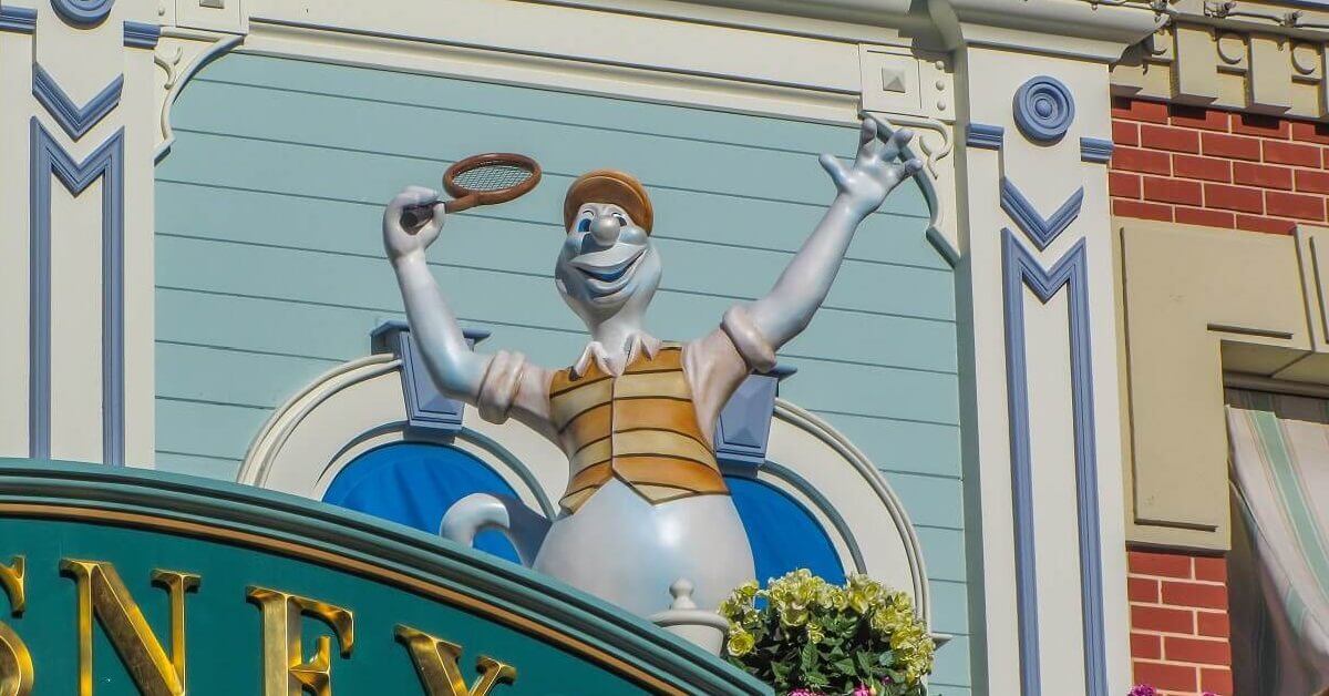 Eine lustige Geisterfigur auf einem Gebäude an der Main Street U.S.A. in Disneyland Paris