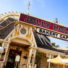 Blick auf den Eingang zum Gebäude der Jolly Holiday Bakery Café in Disneyland in Anaheim, Kalifornien