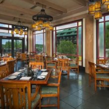 Blick in den Gastraum des Restaurants Artist Point in Disney's Wilderness Lodge