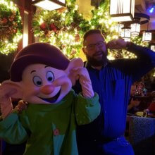 Torsten macht beim Storybook Dining Blödsinn mit dem Zwerg Seppl aus dem Disneyfilm "Schneewittchen und die Sieben Zwerge"