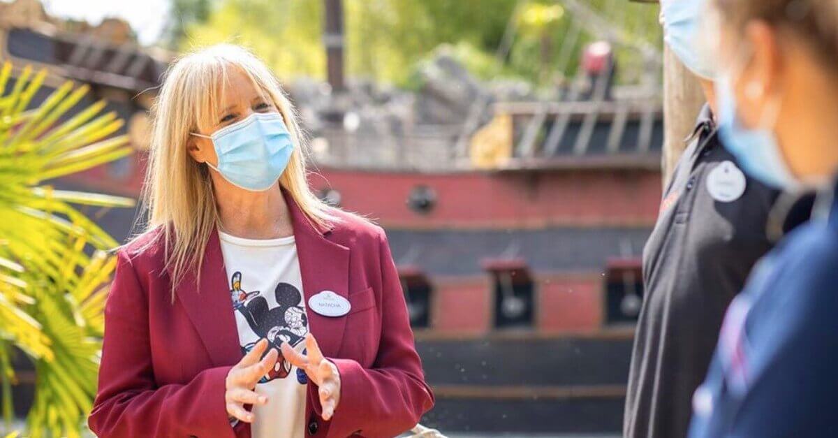 Natacha Rafalski mit Cast Membern vor dem Piratenschiff in Disneyland Paris