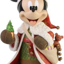 Mickey im Weihnachtsmannoutfit mit einer Umhängetasche gefüllt mit Geschenken und einem kleinen Weihnachtsbaum in der Hand