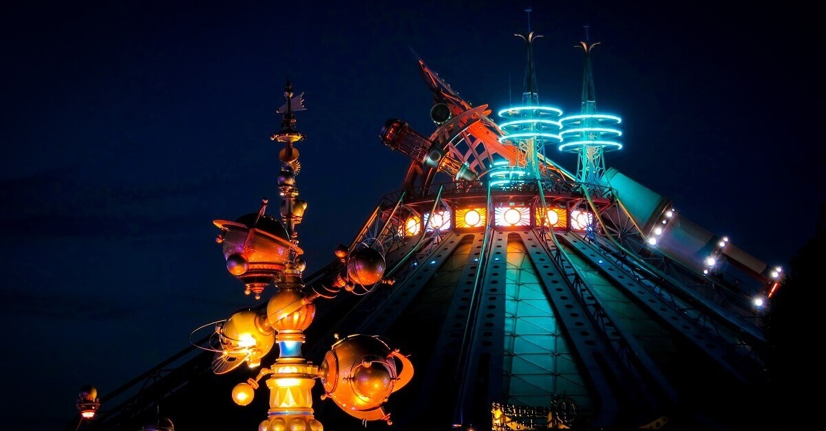 Nachtaufnahme von Space Mountain und Orbitron im Discoveryland in Disneyland Paris