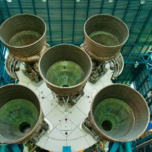 Blick auf das Unterteil einer Saturn 5 Rakete im Kennedy Space Center