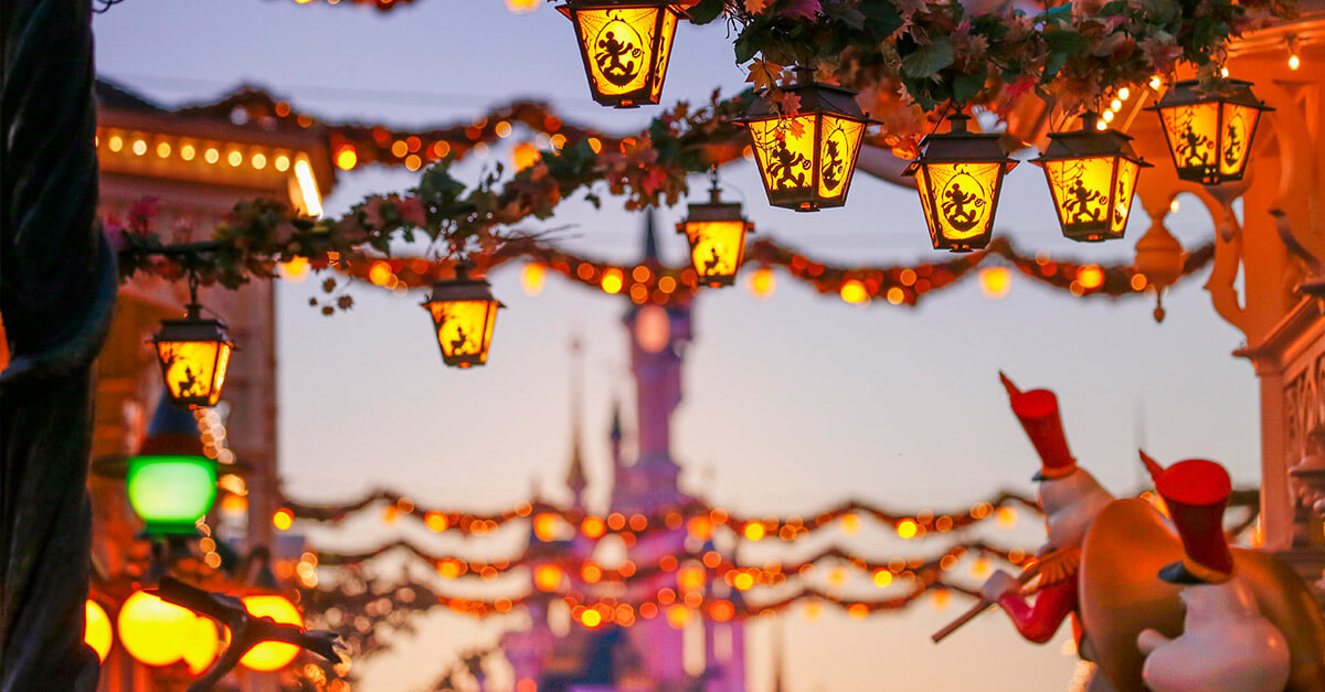 Disneys-Halloween-Festival mit Blick zum Schloss