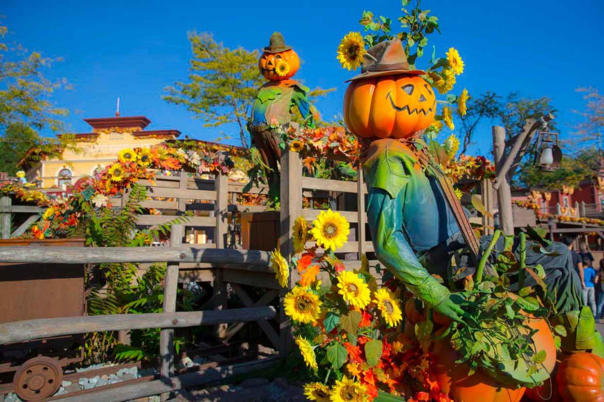 Fröhliche Kürbismänner stehen im ganzen Frontierland