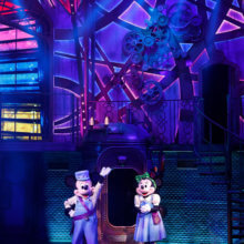 Mickey mouse und minnie Mouse steheh auf der Bühne der Disney Junior Dream Factory