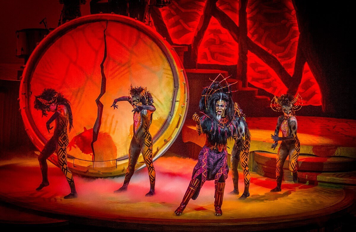 Auftritt einiger Darsteller bei der Show Lion King: Rhythm of the Pride Lands im Theater im Frontierland