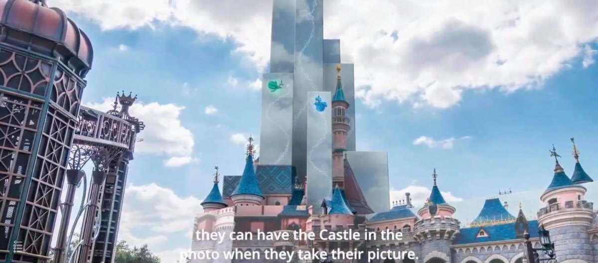 Seitenansicht auf das Sleeping Beauty Castle während der Renovierung