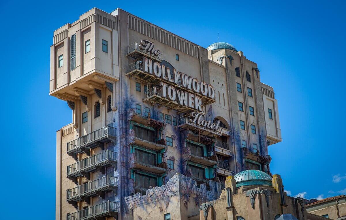 Blick auf den Tower of Terror in den Walt Disney Studios vor einem strahlend blauen Himmel