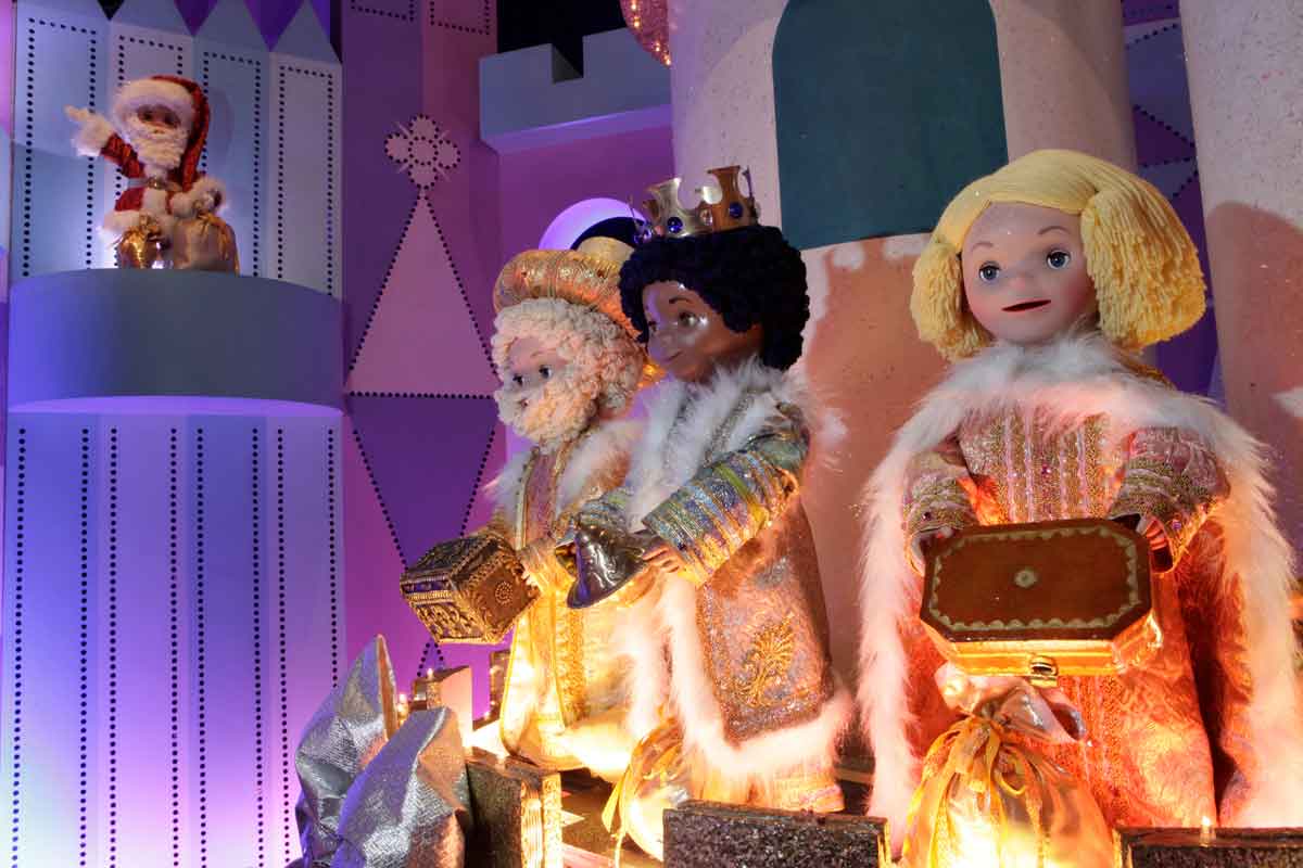 Die Figuren in "it's a small world" sind weihnachtlich angezogen. die heiligen drei Könige bringen Weihrauch, Myrrhe und Gold.