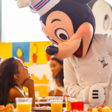 Mickey Mouse ist als Küchenchef verkleidet im Buffetrestaurant Chef Mickey's im Contemporary Resort zu sehen