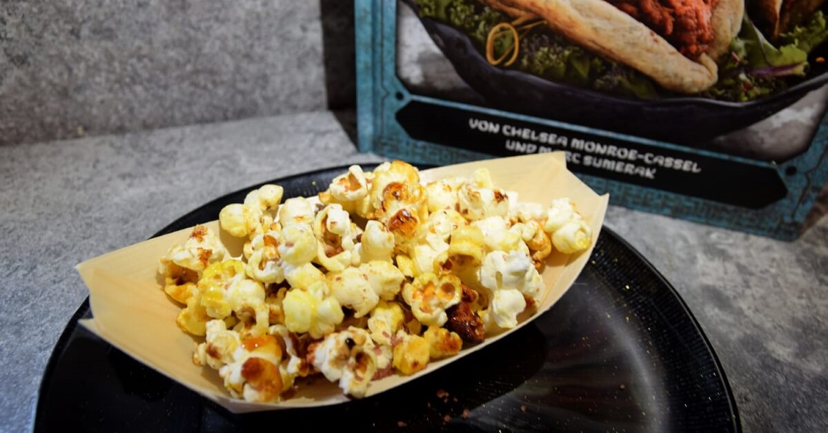 In einem kleinen Bambusschälchen ist Popcorn nach dem Rezept für Kat Saka's Kettle Corn aus Galaxy's Edge zu sehen