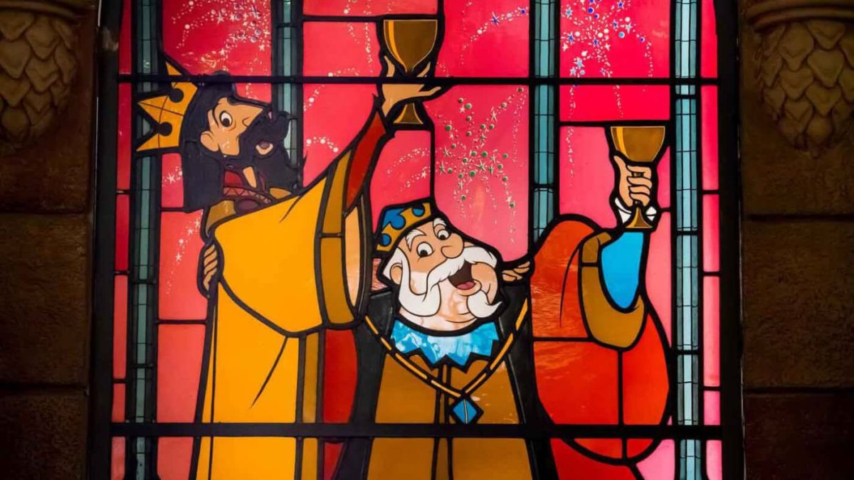 Auf einem kunstvollen Buntglasfenster im Dornröschenschloss sieht man die Könige Hubert und Stefan aus dem Disneyklassiker "Dornröschen" beim Anstoßen auf die Zukunft ihrer Kinder