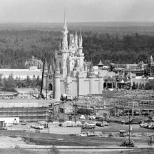 Eine Schwarz-Weiß-Fotografie zeigt den Bau des Magic Kingdoms in Florida