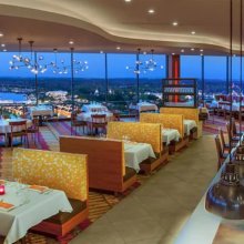 Blick in den elegant gestalteten Innenraum des Restaurants California Grill im Contemporary Resort in Walt Disney World