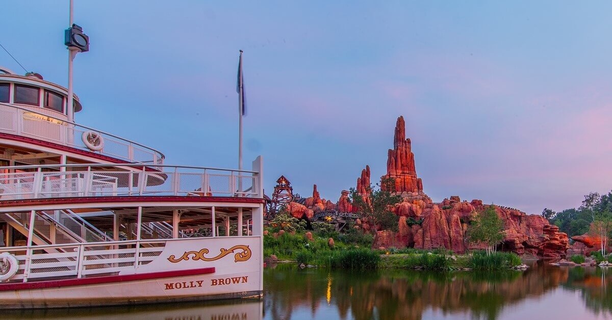 Blick vorbei am Schaufelraddampfer Molly Brown auf den Big Thunder Mountain im Frontierland in Disneyland Paris