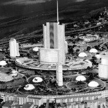 Schwarz-Weiß-Fotografie des originalen Epcot-Modells beim Carousel of Progress im Jahr 1967