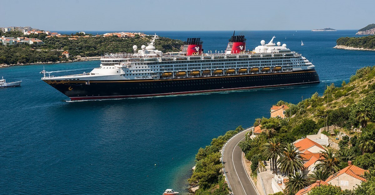 Ein Kreuzfahrtschiff der Disney Cruise Line ist in einem Hafen zu sehen