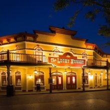 Lucky Nugget Saloon bei Nacht von außen