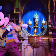 Mickey und Lumiere treffen im Musical aufeinander