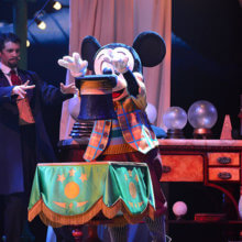 Mickey und der Zauberer bringen in der Show Mickey and the Magician einen Zylinder zum Schweben