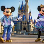 Mickey und Minnie vor dem Schloss im Magic Kingdom