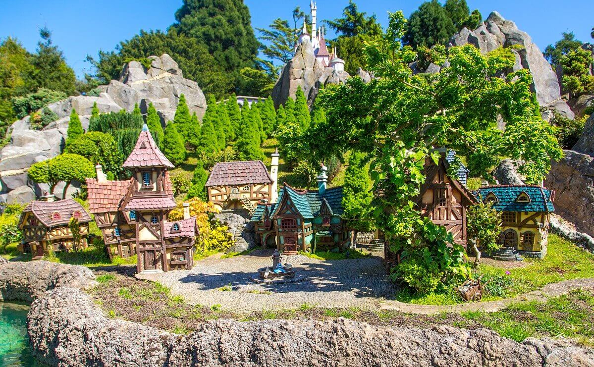 In einer Szene bei Le Pays des Contes de Fées im Fantasyland ist der Marktplatz aus dem Disneyfilm Die Schöne und das Biest zu sehen