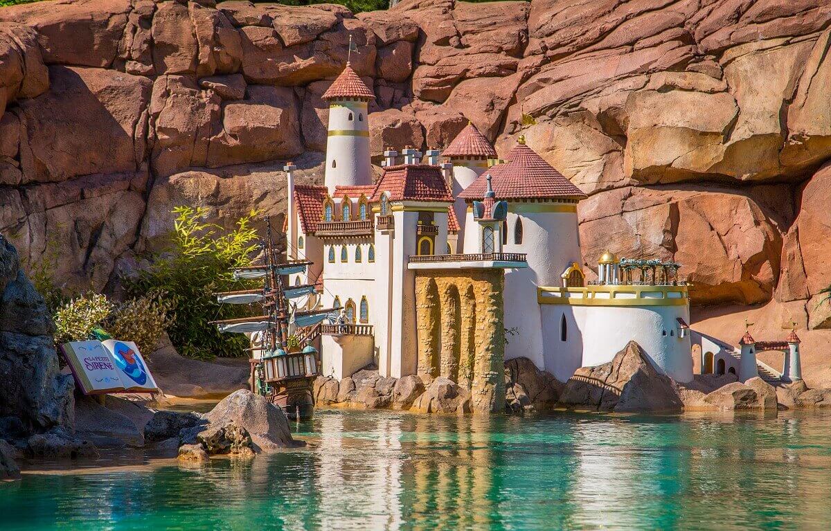 Eine Szene der Attraktion Le Pays des Contes de Fées im Fantasyland zeigt das Schloss von Prinz Eric aus dem Disneyfilm Arielle