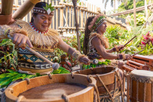 Zwei polynesische Trommler beim musizieren