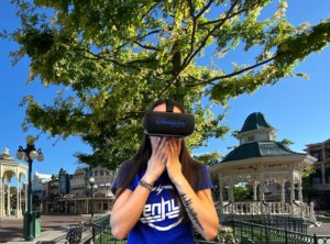 Frau mit Virtual Reality Brille auf Main Street U.S.A.