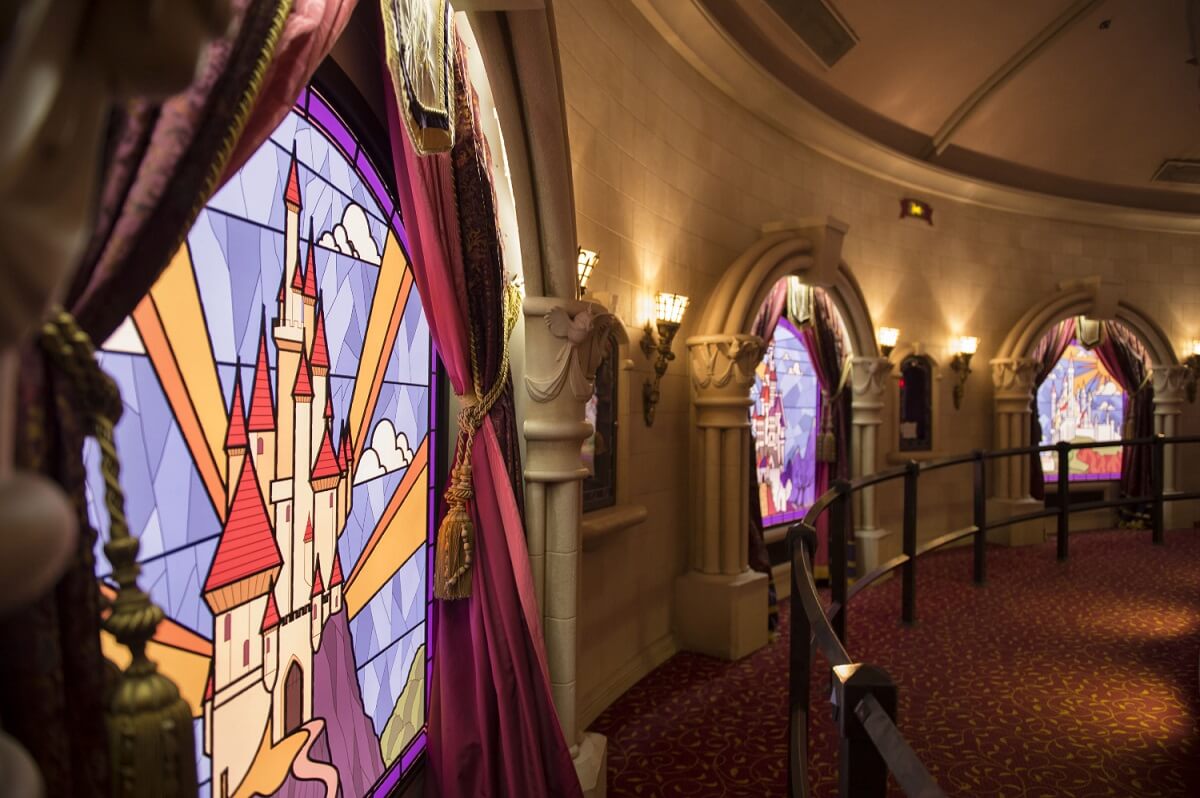 Blick auf die hübschen Buntglasfenster im Prinzessinnen Pavillon im Fantasyland