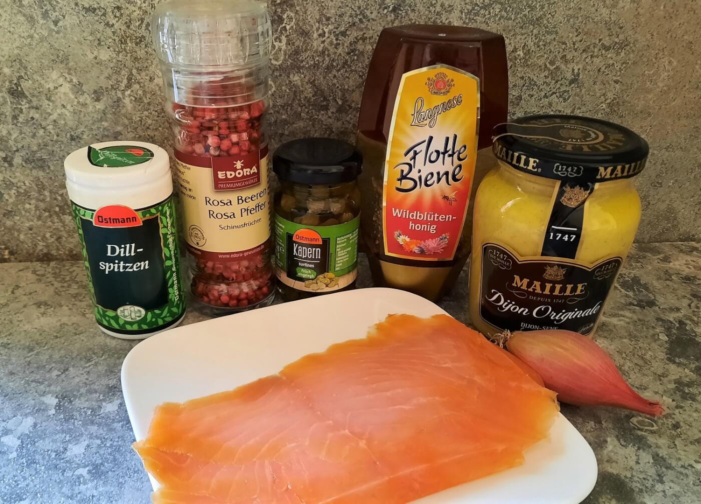 In einer Küche sind die benötigten Zutaten für das Smoked Salmon Carpaccio nach Disney Cruise Line Rezept zu sehen