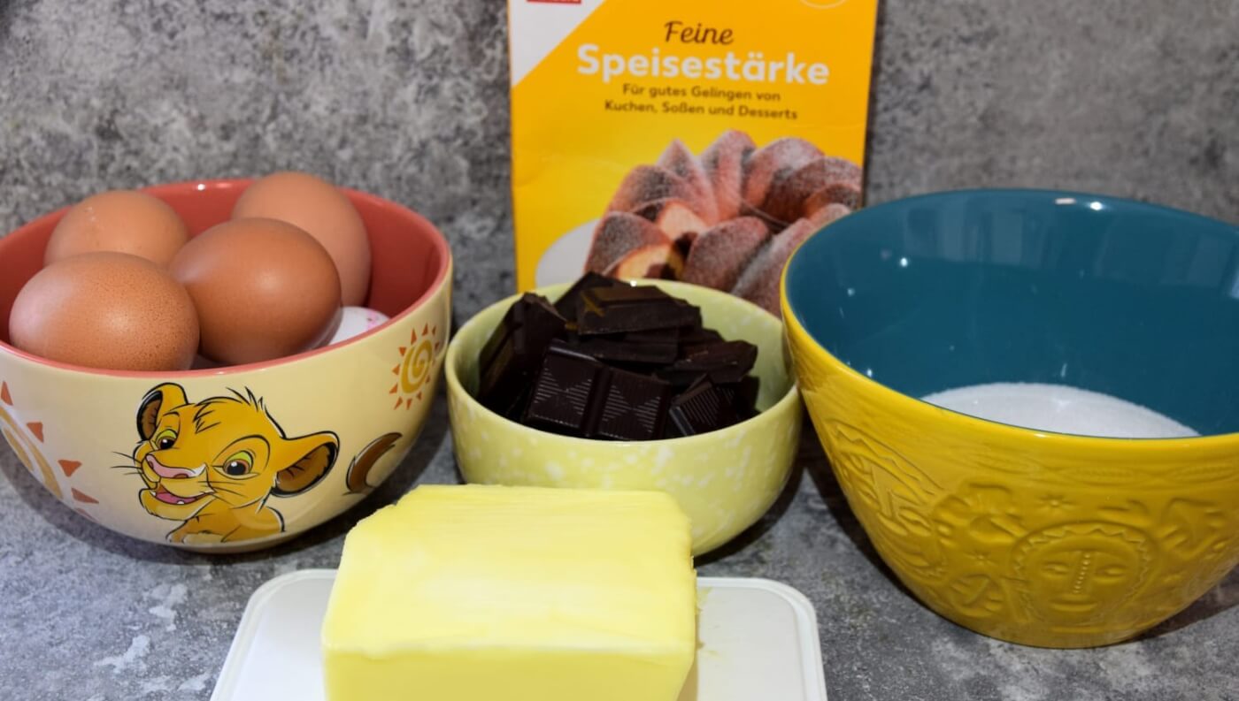 In mehreren Schüsseln mit Disneymotiven sind die benötigten Zutaten für den Chocolate Lava Cake nach einem Disney World Rezept sichtbar