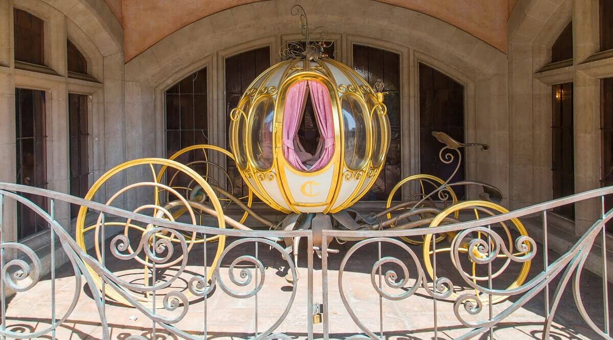 Im Außenbereich der Auberge de Cendrillon steht die prunkvolle goldene Kutsche von Cinderella