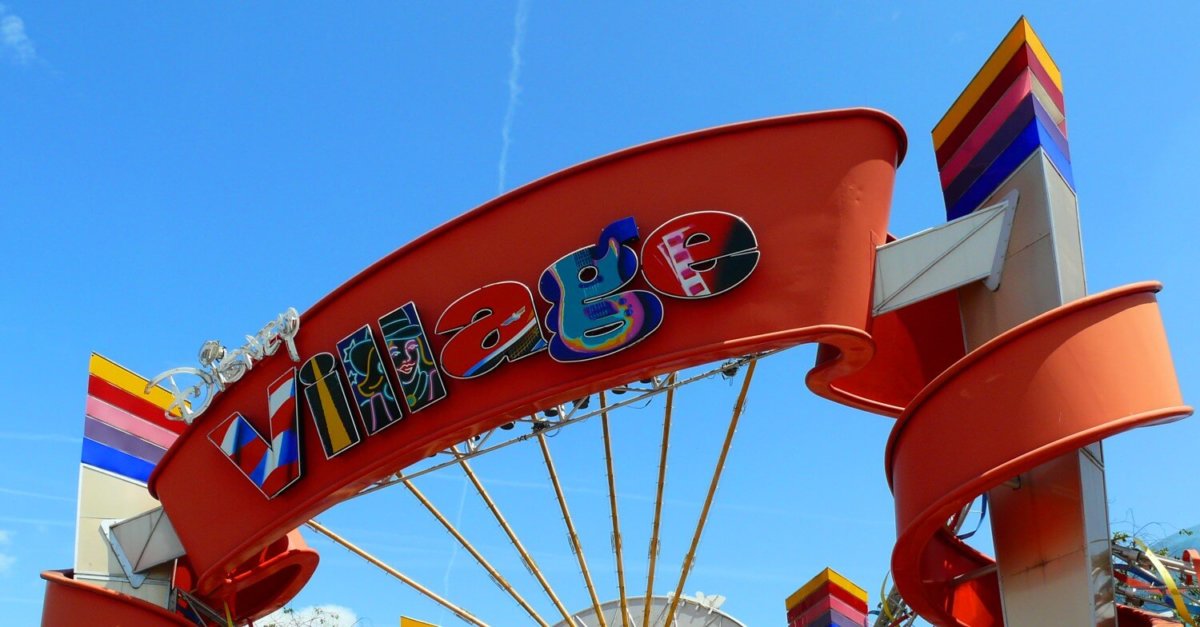 Rotes geschwungenes Schild mit der Aufschrift 'Disney Village'