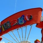 Rotes geschwungenes Schild mit der Aufschrift 'Disney Village'