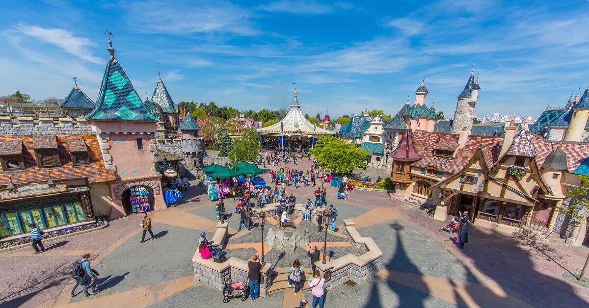 Vom Dornröschenschloss aus blickt man auf das Fantasyland in Disneyland Paris